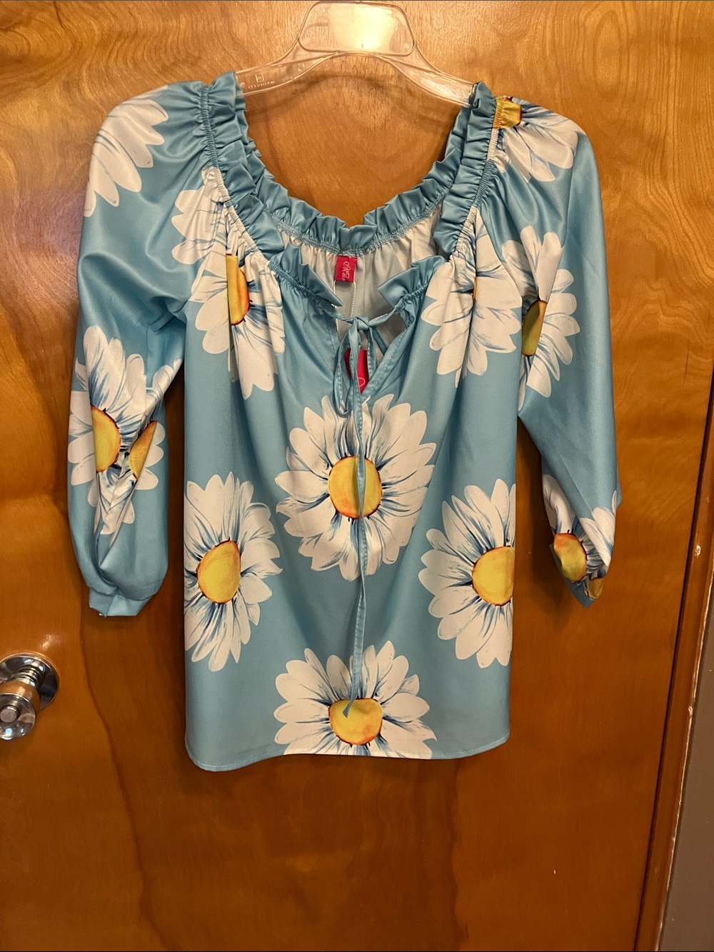 MUNDEFEIS. OFF THE SHOULDER TOP. SIZE M. SCREAMS SUMMER!  SO DARN CUTE!  NWT